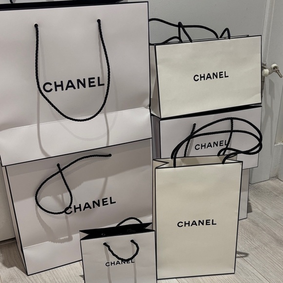 Chanel Classic Black and White paper bag - Picture 5 of 5